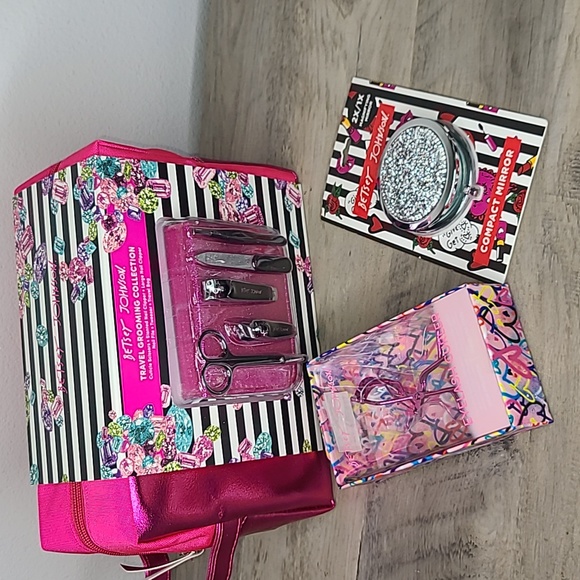 Betsey Johnson Other - Betsey Johnson Travel Beauty Set